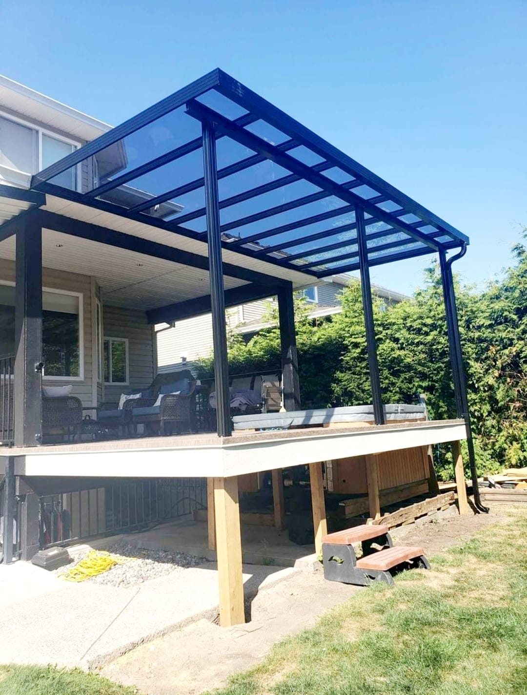 Stand-alone aluminum cover over an elevated deck with hot tub